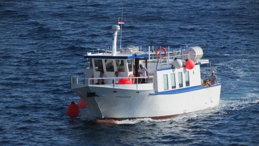 U prekidu brodska linija Komiža-Biševo, a zbog vjetra problemi i na Jadranskoj magistrali