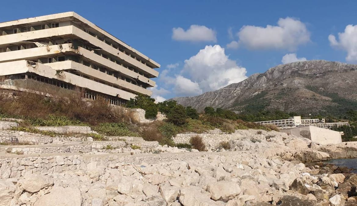 Najezda glodavaca kod napuštenog hotelskog kompleksa u Kuparima