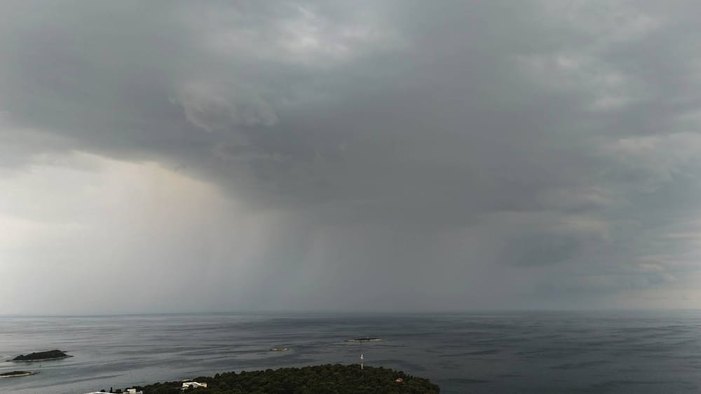Istru pogodili pljuskovi i grmljavina, narančasti meteoalarm za Rijeku i Podvelebitsko područje