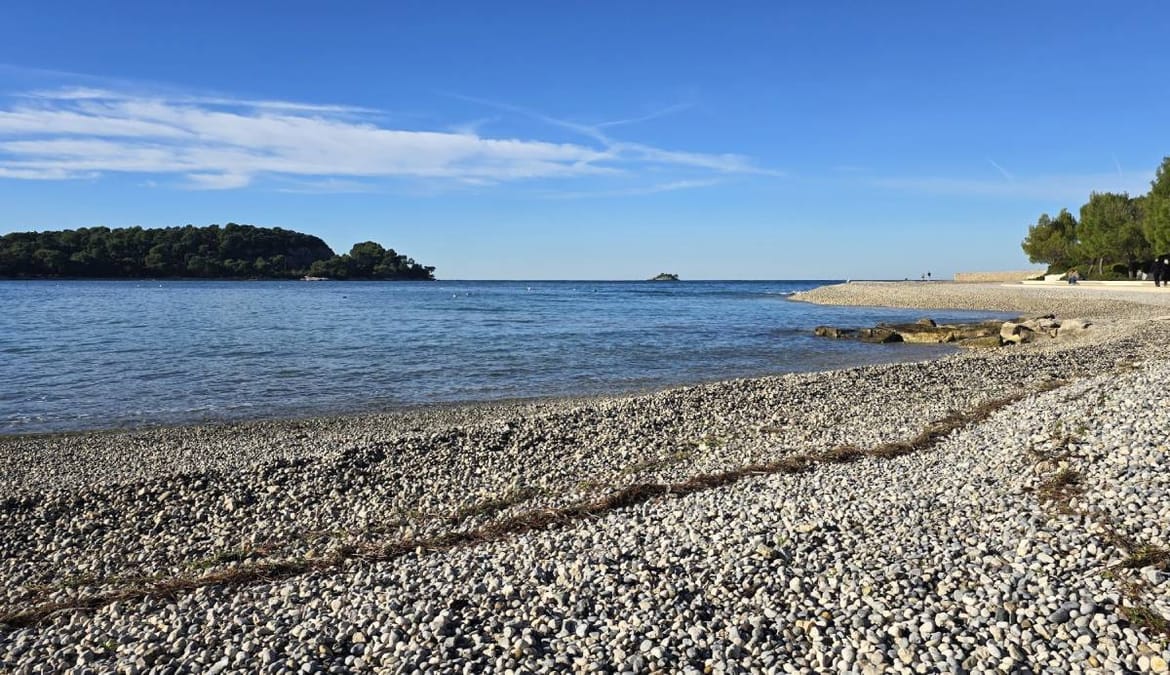 Na Jadranu sunčana i razmjerno topla nedjelja