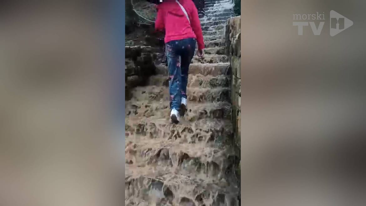 VIDEO Turisti u NP Krka pješačili po malo drugačijim slapovima, i neke nove ceste na šibenskom području zatvorene jer su pod vodom!