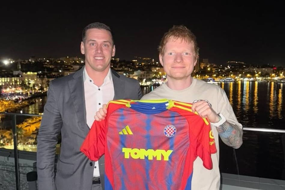 Glazbena zvijezda pozirala s dresom Hajduka