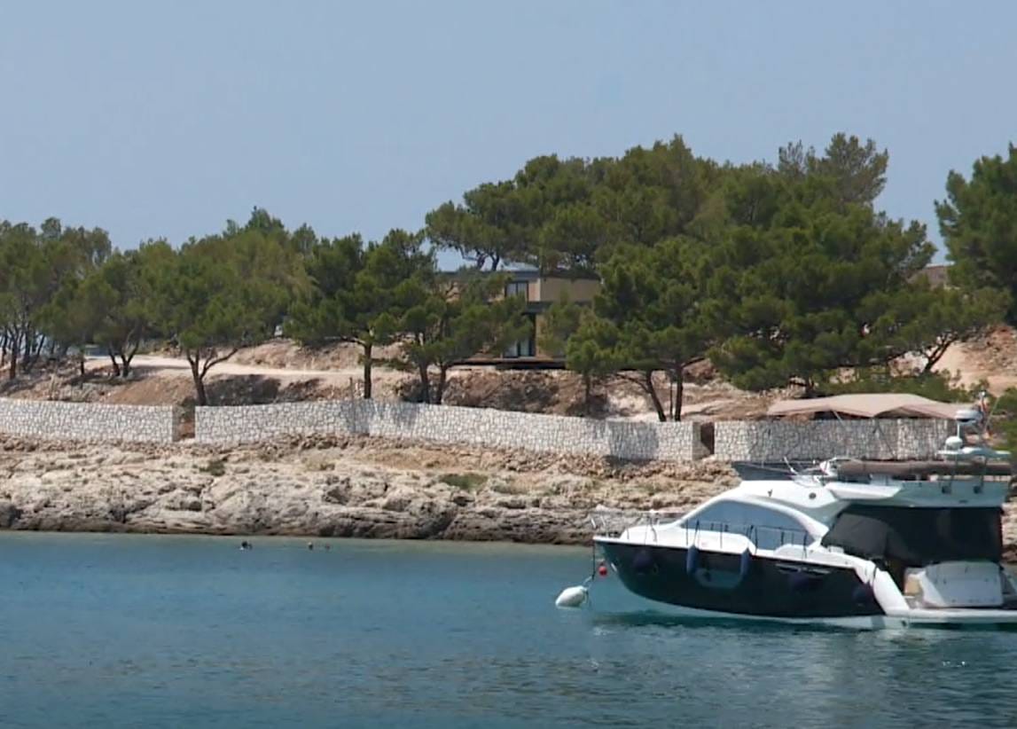 KO TU KOGA? Ponovno se "pojavio" ilegalni kamp Zorana Pripuza u zaštićenom obalnom pojasu na Murteru?!