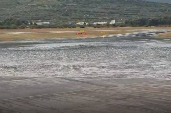JEZERO NA PISTI Kiša potopila splitski aerodrom, letovi kasne!