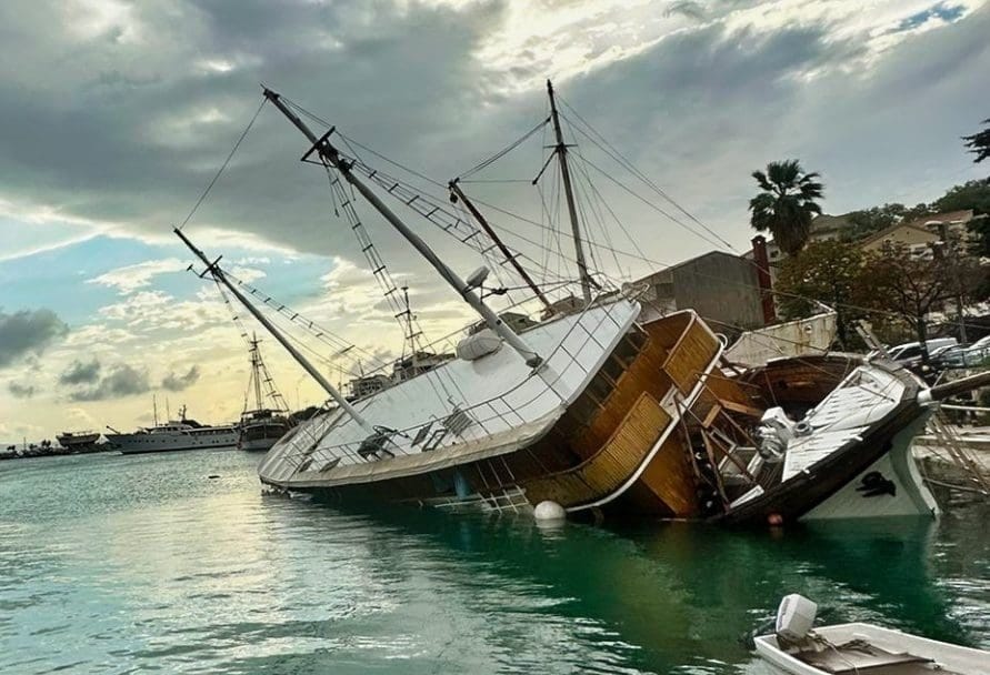 NOVI INCIDENT U KRILU JESENICE Turistički brod se opasno nagnuo - Ljudi iskočili u posljednji trenutak!