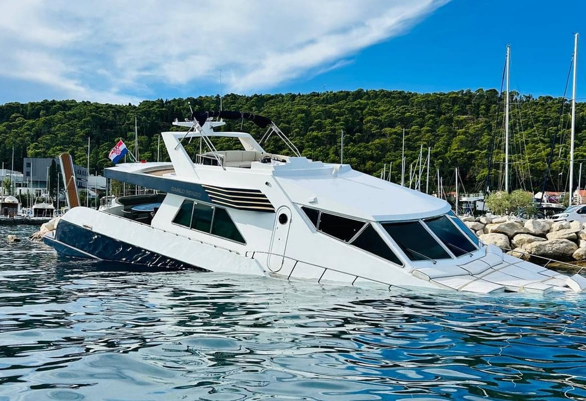 U splitskoj lučici Spinut nasukala se brodica: "Vidi se naftna mrlja!"