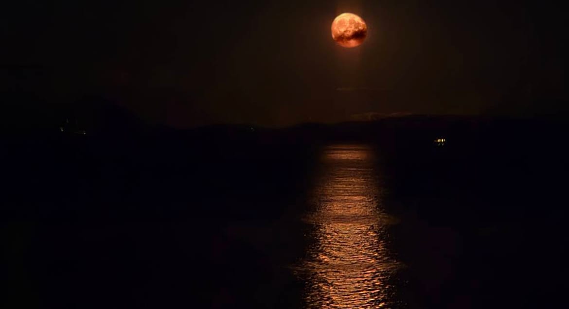 "KRVAVI MJESEC" Večeras iznad Hrvatske rijedak astronomski fenomen, evo kad je najbolje podići pogled u nebo!