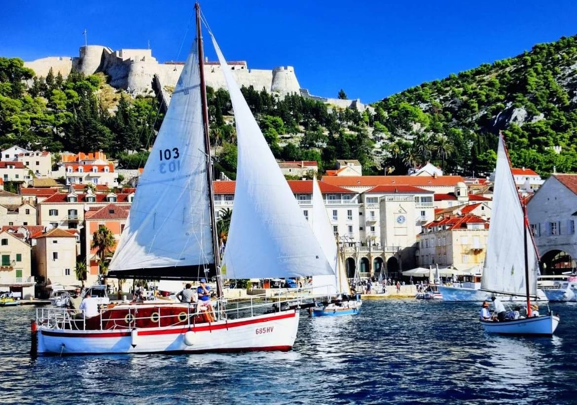 Tradicijske barke okupljaju se u Hvaru