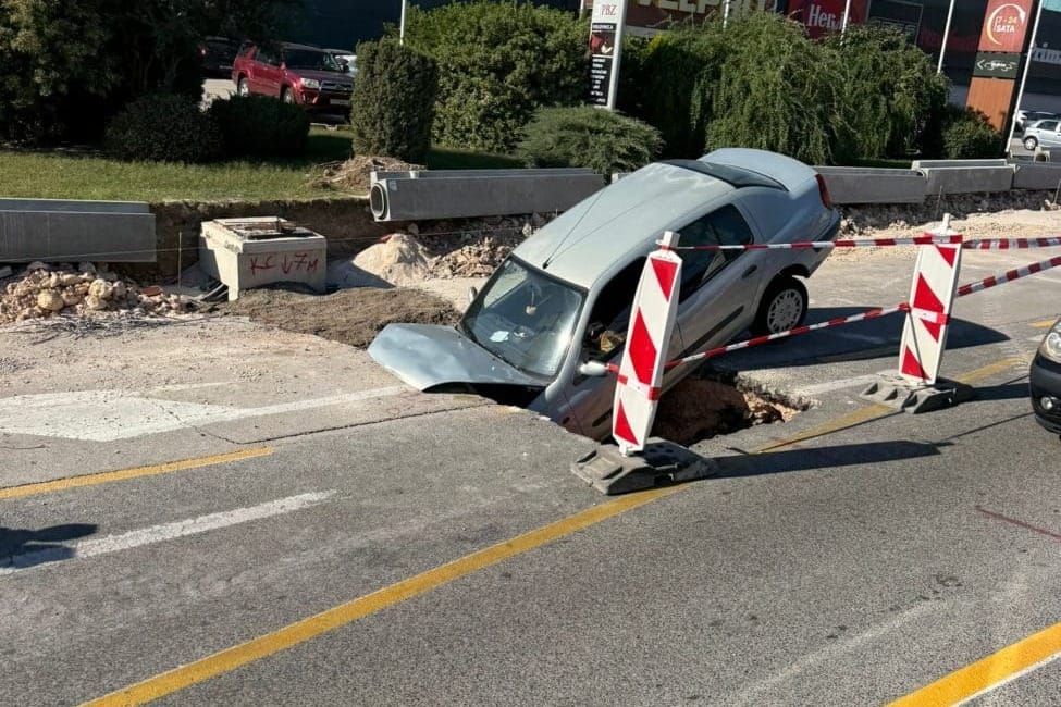 Autom upali u rupu u Šibeniku