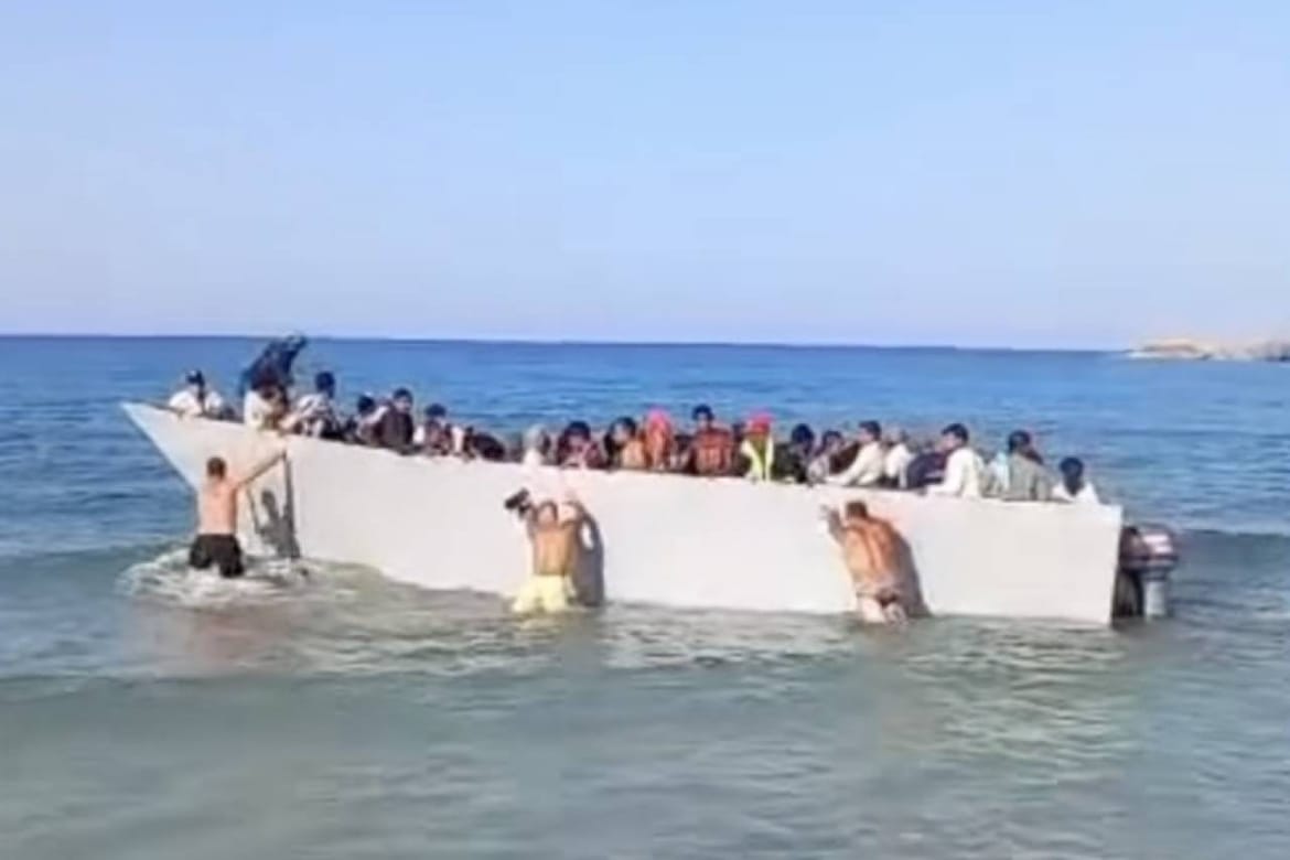 VIDEO Brod pun migranata stigao na plažu, kupači s plaže gurali ga natrag na otvoreno more