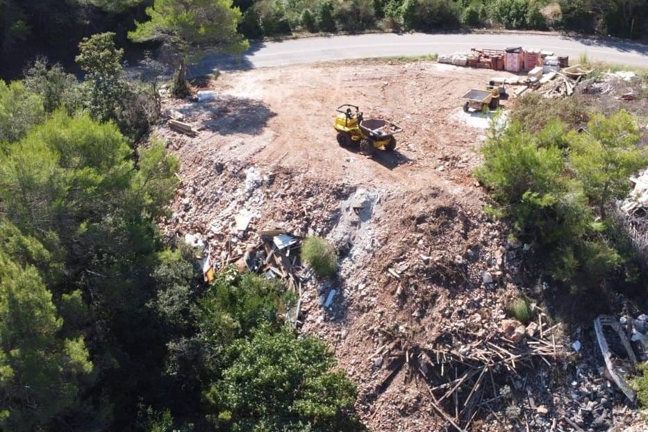 SMEĆE SE BAGEROM GURA NIZ LITICU?! Množe se divlji deponiji na otoku Ižu. Otočani: "Građevinske tvrtke nas truju, a komunalni redari, Grad Zadar i DIRH ne poštuju Ustav RH!"