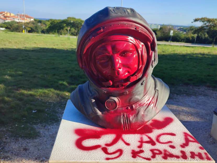 TEŠKI PRIMITIVIZAM Oštećena bista Gagarina u Puli uz natpise "Slava Ukrajini" na ćirilici