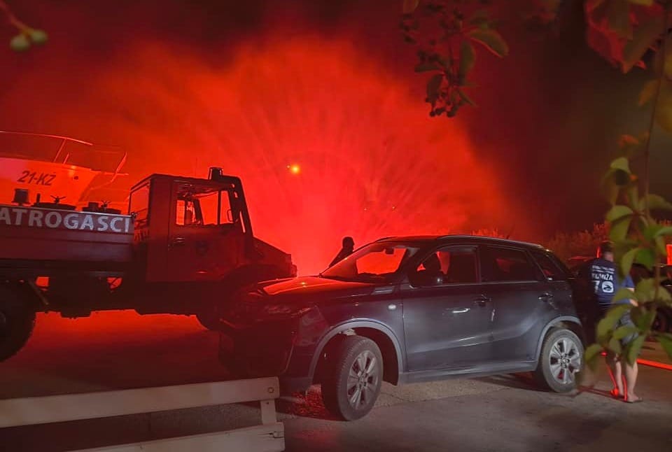 U Komiži se zapalio automobil, u Podstrani gorjela borova šuma