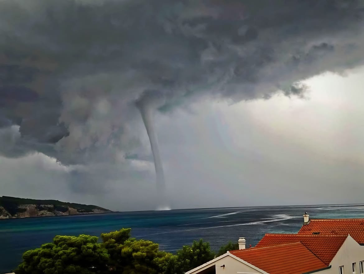 Pogledajte ovu moćnu pijavicu snimljenu blizu Komiže