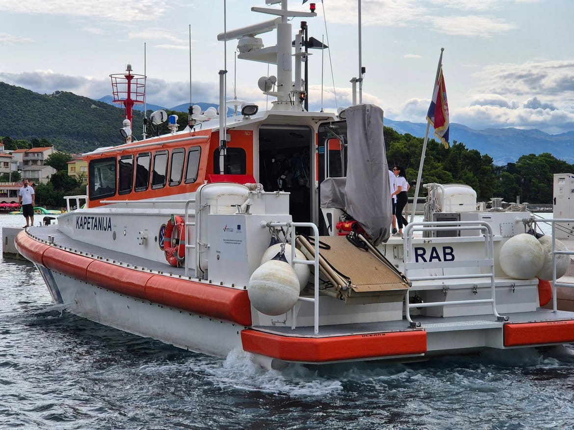 Brod rapske kapetanije po olujnom jugu uspješno do Rijeke dovezao tri pacijenta s otoka