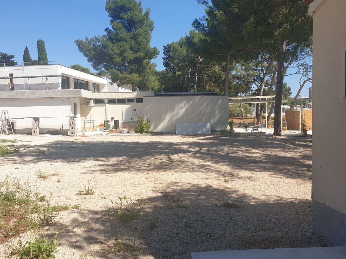 Što se to gradi na plaži u Pirovcu? Možda bi i znali da postoje ploče za označavanje gradilišta? Komunalni redar: "Krećemo u provjeru!"