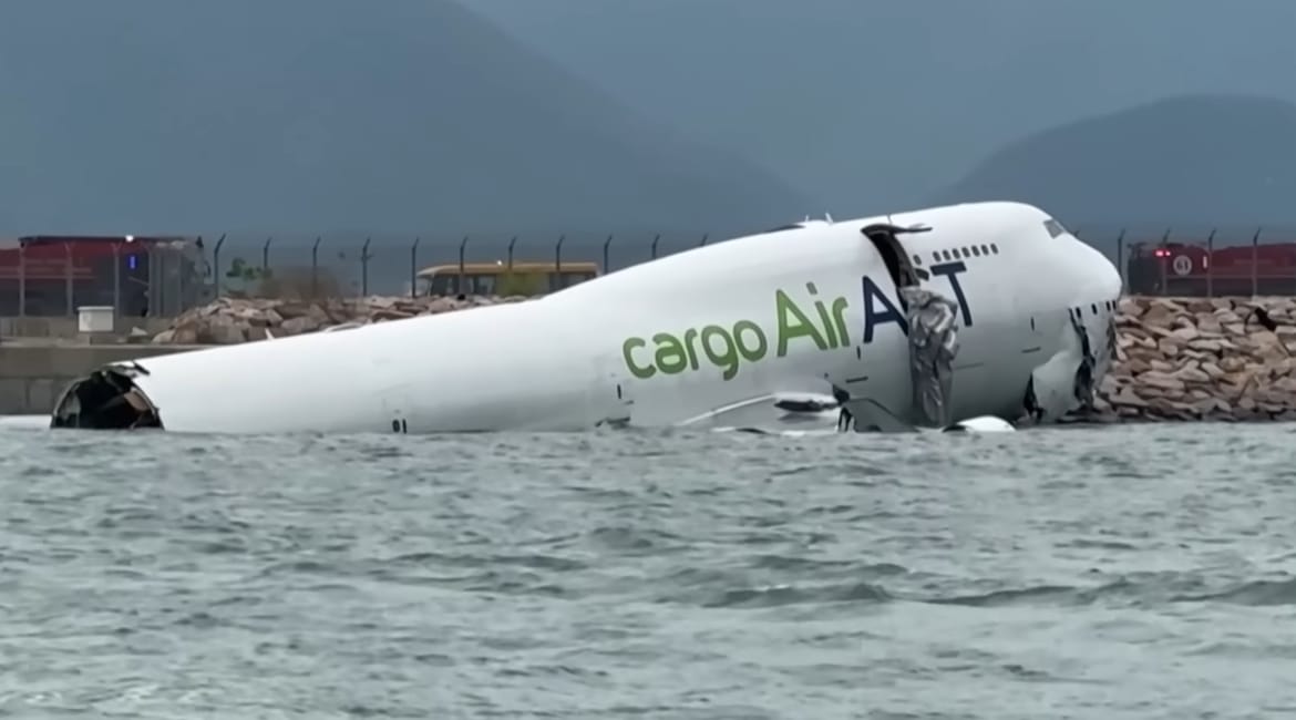 VIDEO Boeing 747 pri slijetanju otklizao s piste u more i potonuo: Poginule dvije osobe!