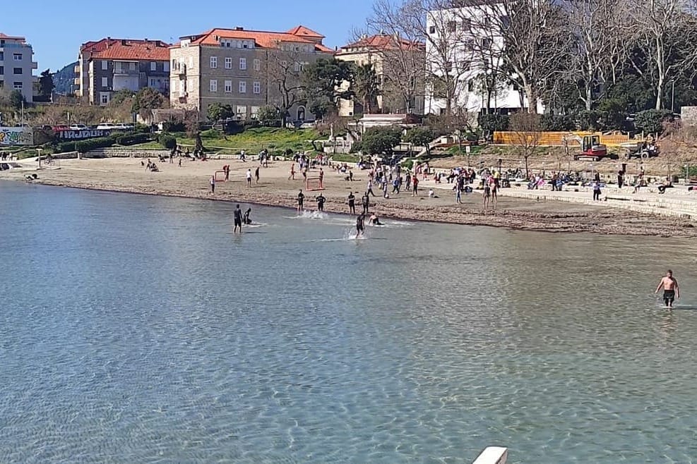 Maloljetnici na splitskim Bačvicama napali starijeg građanina