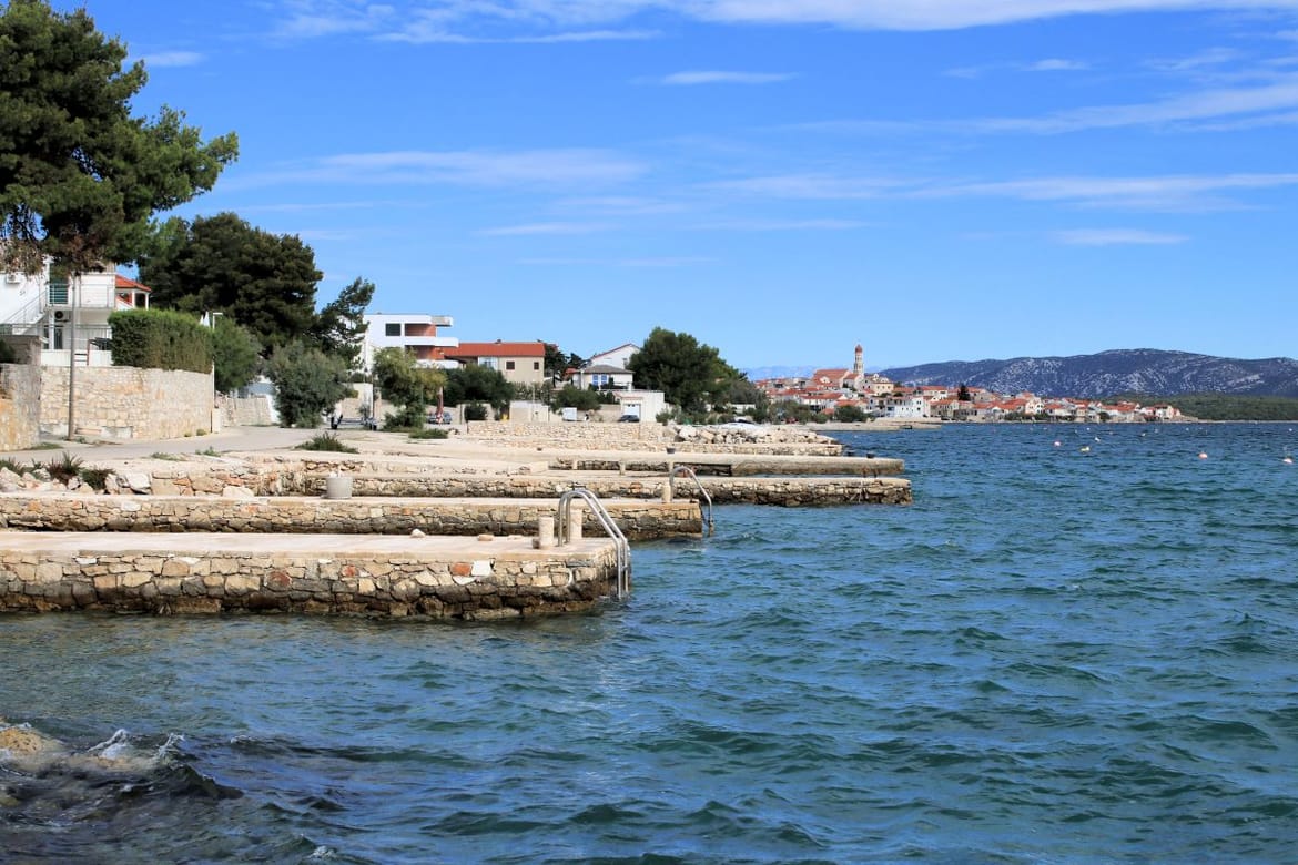 U zaštićenom obalnom pojasu kod Betine bespravno izgradio kuću, dvije terase i limeni objekt