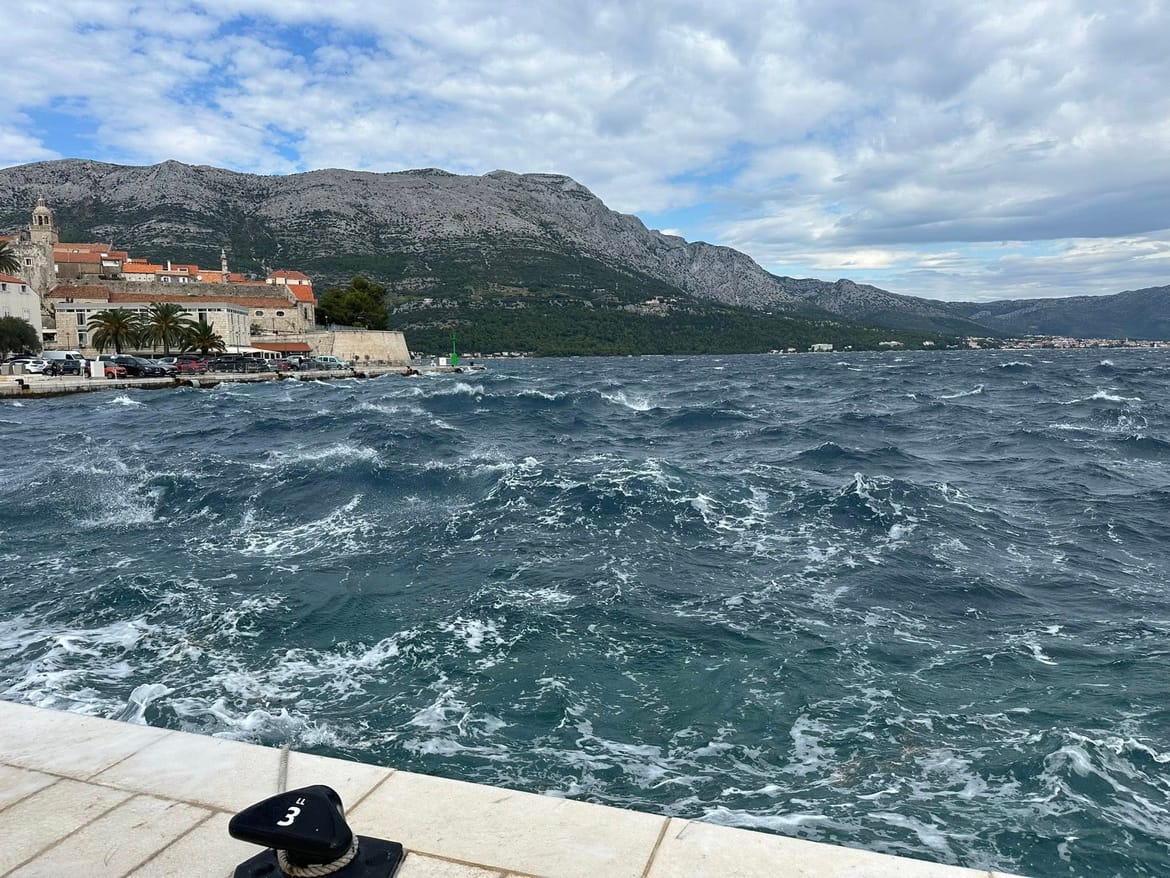 U petak pretežno suho i sunčano, ali svježe, i dalje često jaka i olujna bura - More na otvorenom 6!