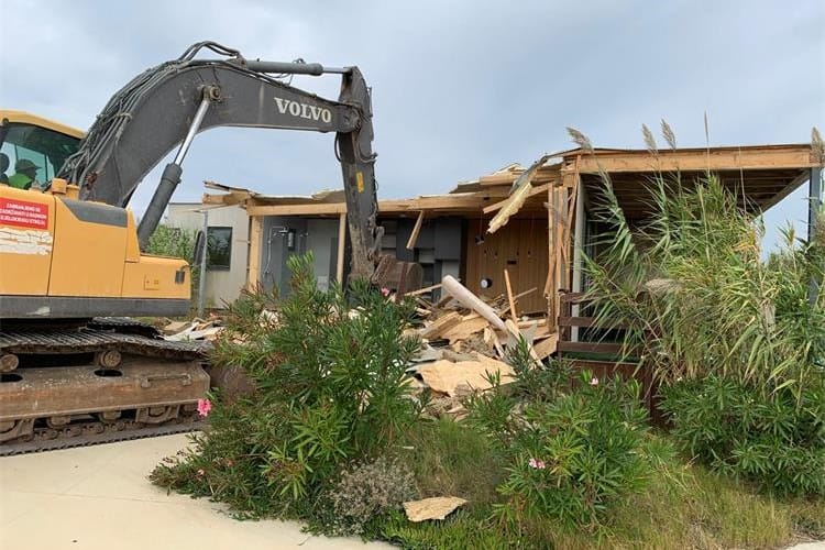 "RUŠENJE NA PAGU" DIRH u akciji na Zrću: " Uklanjamo 124 bespravno izgrađena objekta pa nastavljamo diljem otoka"