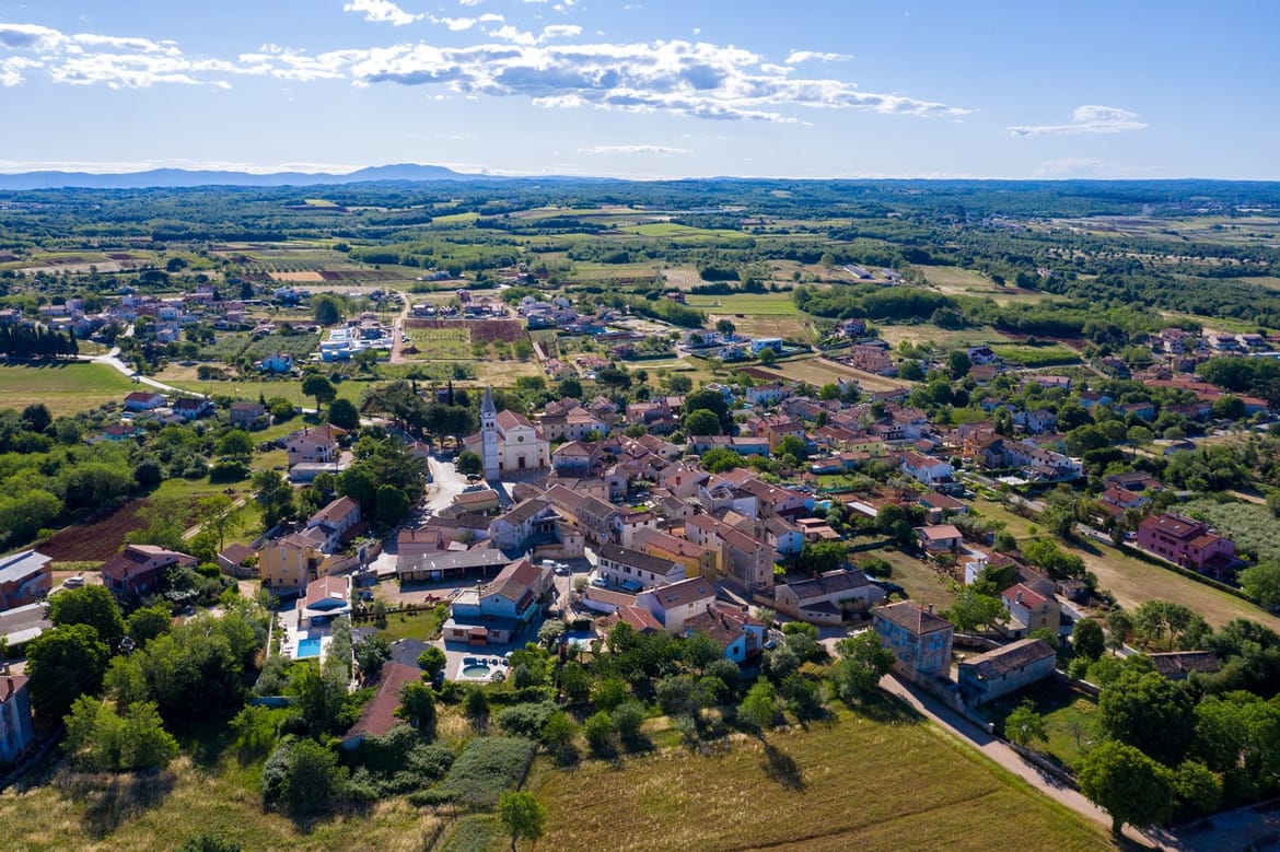 FOTO Kaštelir-Labinci osvojili nagradu UN Turizma "Best Tourism Villages 2025"