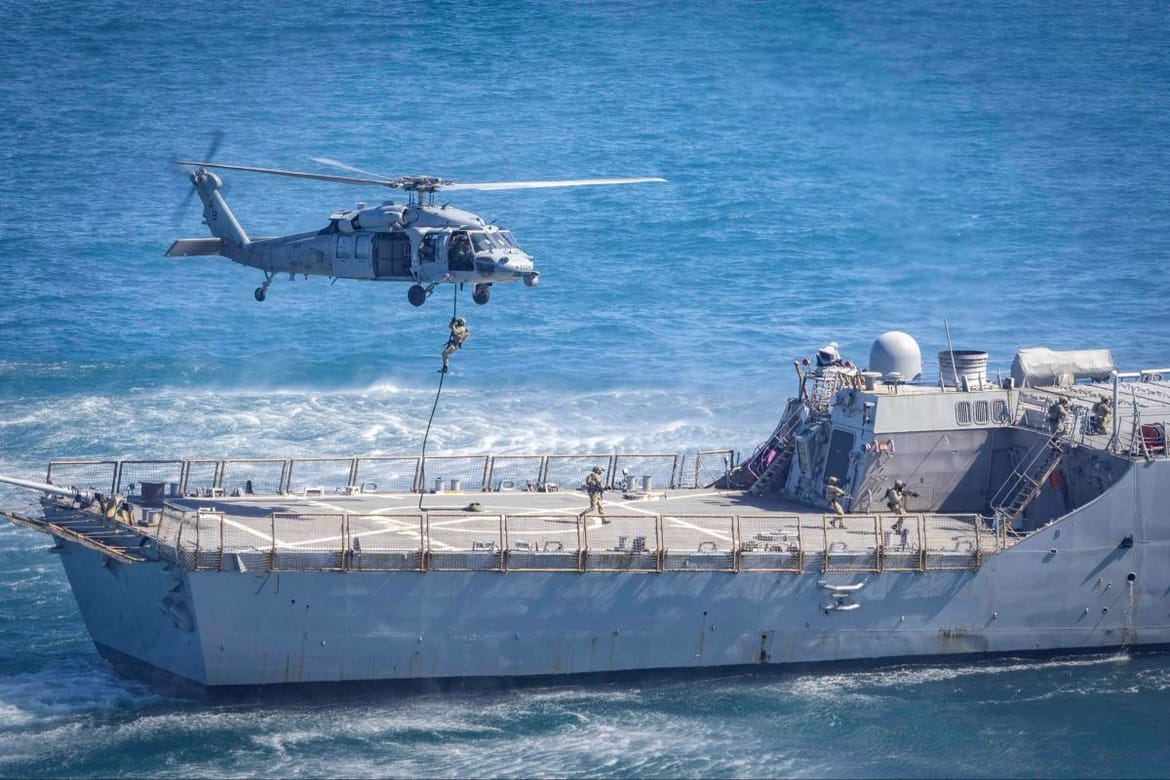 Američki ratni brod drži preživjele iz napada na karipski brod