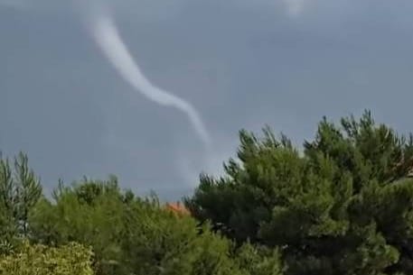 VIDEO Impozantna pijavica između Pakoštana i Tkona