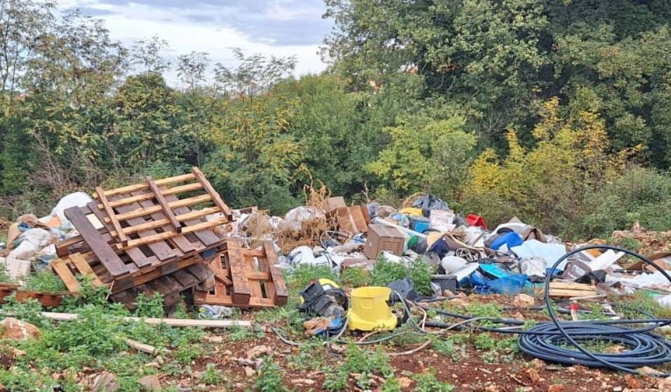 PULA Nedaleko od mjesta gdje grade vile za odmor nalazi se divlji deponij. Predstavnik investitora obećaje: "Naš je dio manji, uklanjamo za dva tjedna"