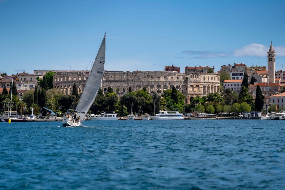 PULA POD JEDRIMA Veliko finale regatne godine krstaša u Istri –  21. Arena kup okuplja jedriličare iz Hrvatske i inozemstva