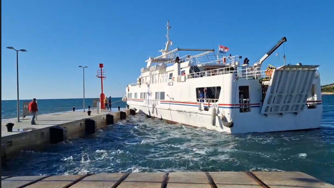 VIDEO Otočani oduševljeni manevrom pristajanja zapovjednika na Unije: "Baš kad se činilo da će udariti... bravo majstori!"
