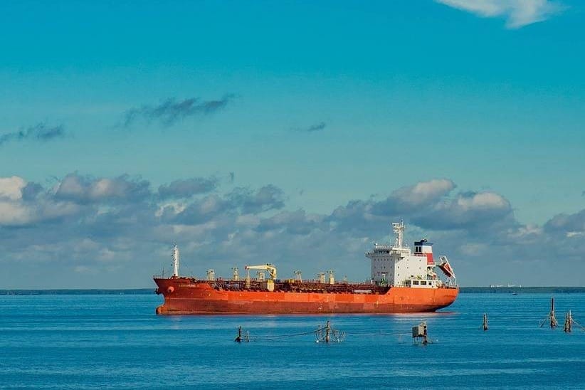 Eksplozija i požar na LPG tankeru  - brod napušten, dvoje pomoraca nestalo