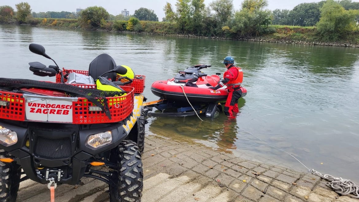ZAGREBAČKI PLIVAČ Čovjek koji je plivao u Savi sam izašao, pokupila ga Hitna pomoć