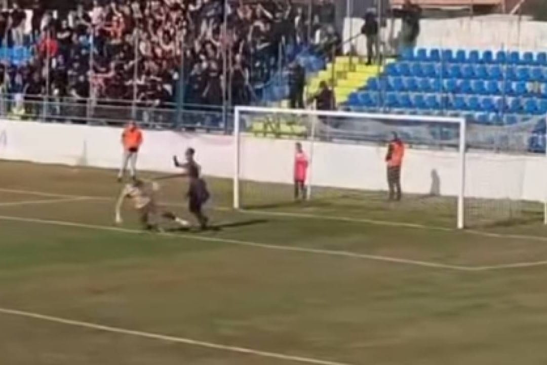 Nastradao golman na utakmici treće lige između Zadra i Šibenika - navijač utrčao na teren...