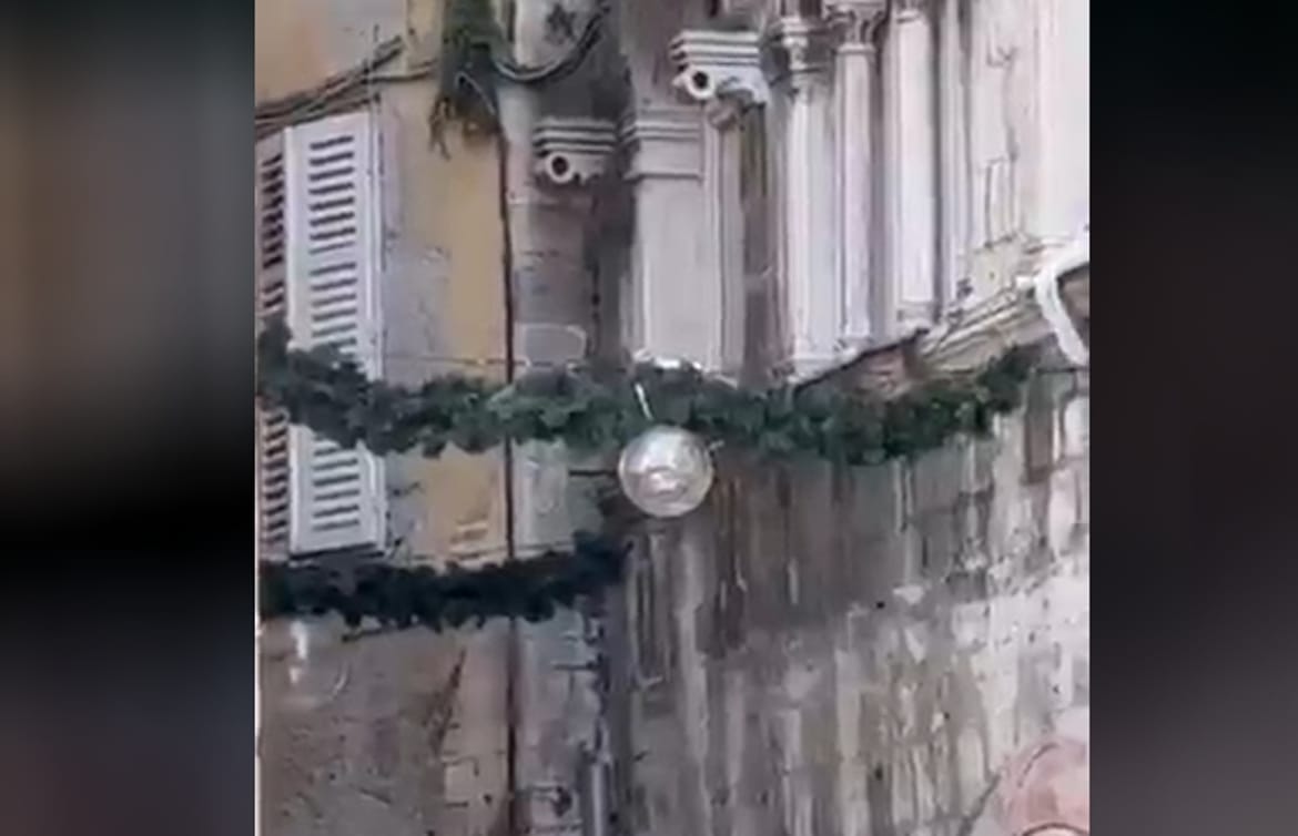 VIDEO: KUD PRIJE? Krenulo postavljanje Božićnih ukrasa po Splitu