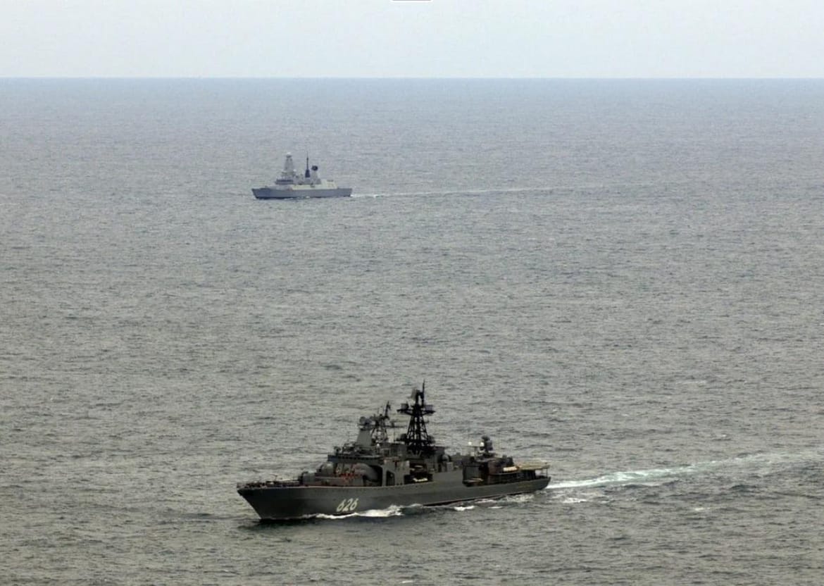 VIDEO Prvi put u povijesti NATO-ov razarač presreo ruski ratni brod u europskim vodama: ‘Ovo je povijesna operacija!‘