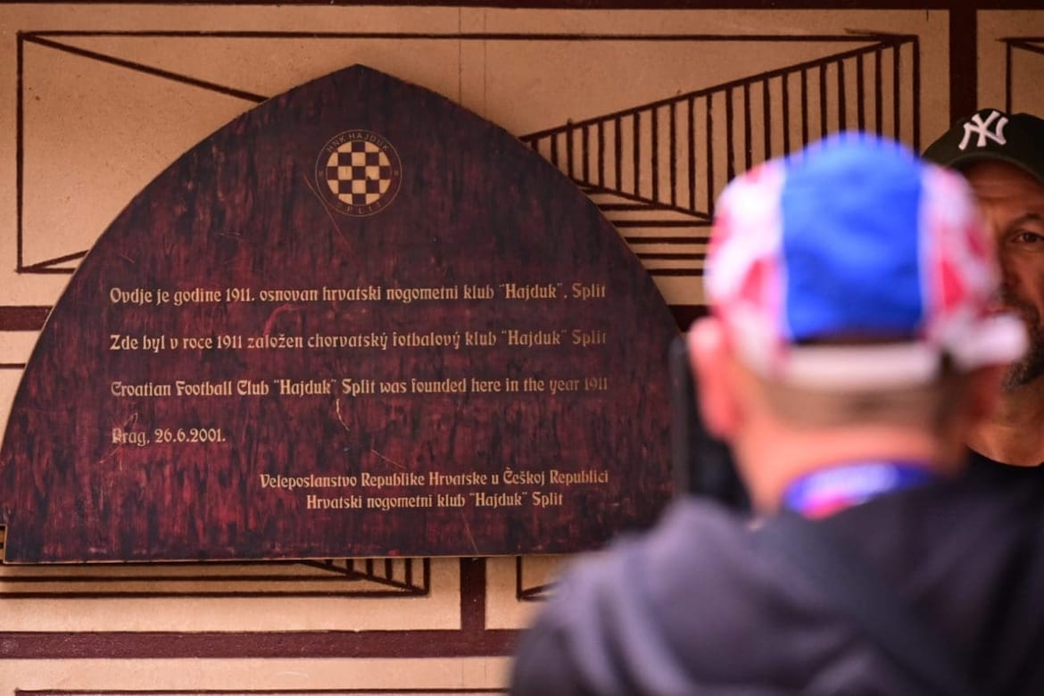 Hrvatska se u Pragu može plasirati na SP, a navijači iz Dalmacije "zapeli" su u poznatoj praškoj pivnici!