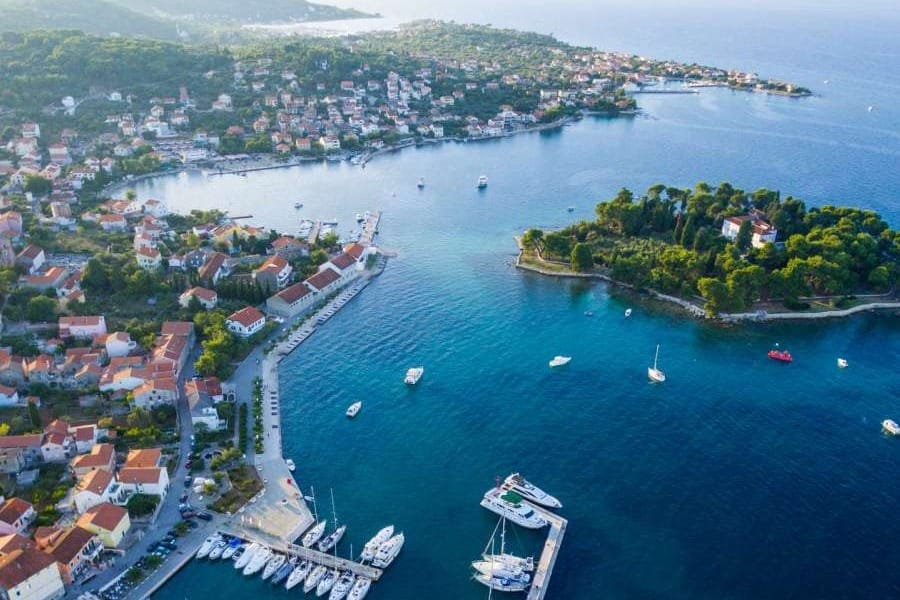 Mlada djevojka na Ugljanu pala s električnog romobila i teško se ozlijedila