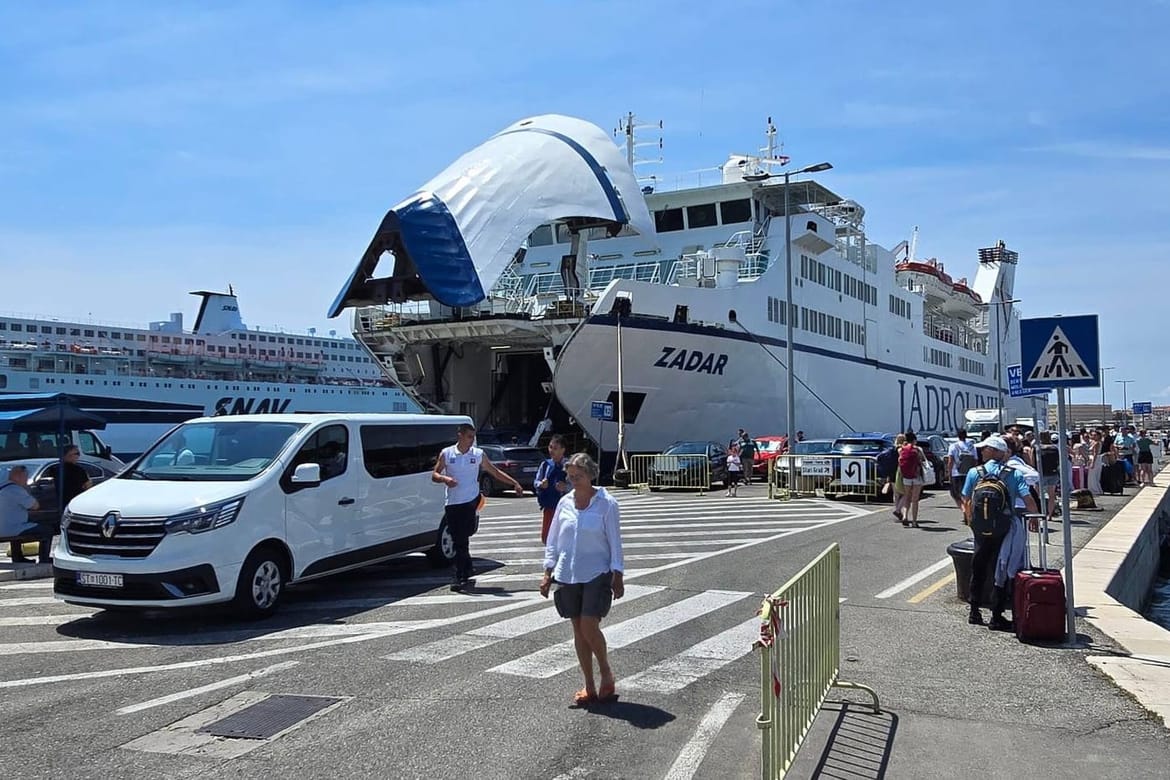 Na Hvaru raste nezadovoljstvo zbog odlaska trajekta "Zadar". Jadrolinija: "Nema razloga za paniku, rotacija se događa zbog remonta!"