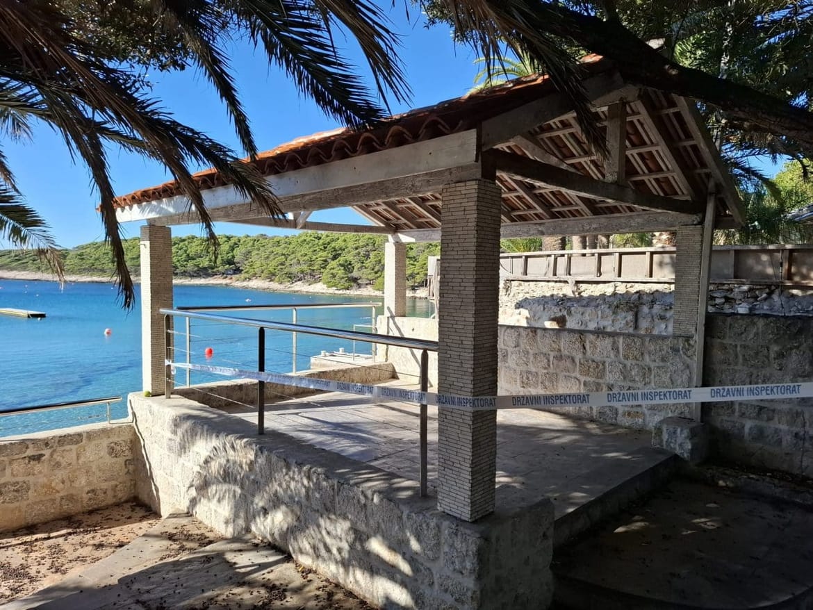 Krenulo rušenje 37 bespravna objekta na Paklinskim otocima. Ilegalni graditelji: "Nitko nam ništa nije javio, saznali smo s televizije"