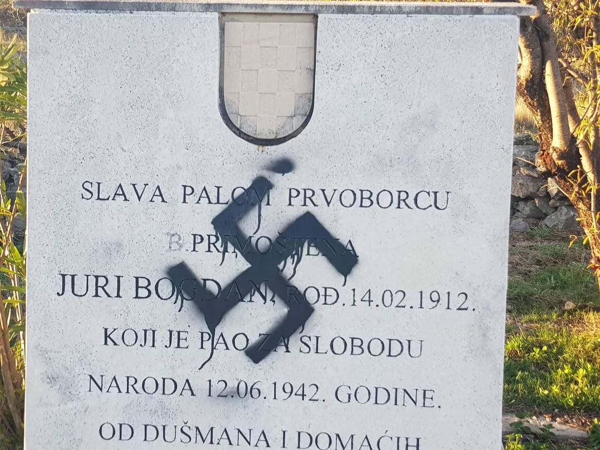 SRAMOTA U PRIMOŠTENU Netko je oskvrnuo spomenik palog borca za slobodu Hrvatske. Stipe Petrina: "Nečiji praseći okot nacrtao je svastiku!"