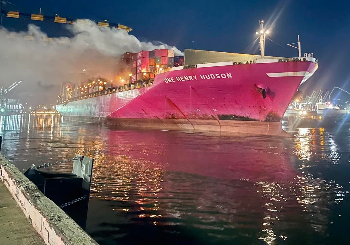 EKSPLOZIJA NA KONTEJNERAŠU Hitna evakuacija posade zbog velikog požara u luci Los Angeles