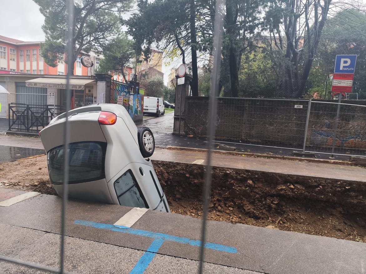Auto upao u rupu u Rijeci
