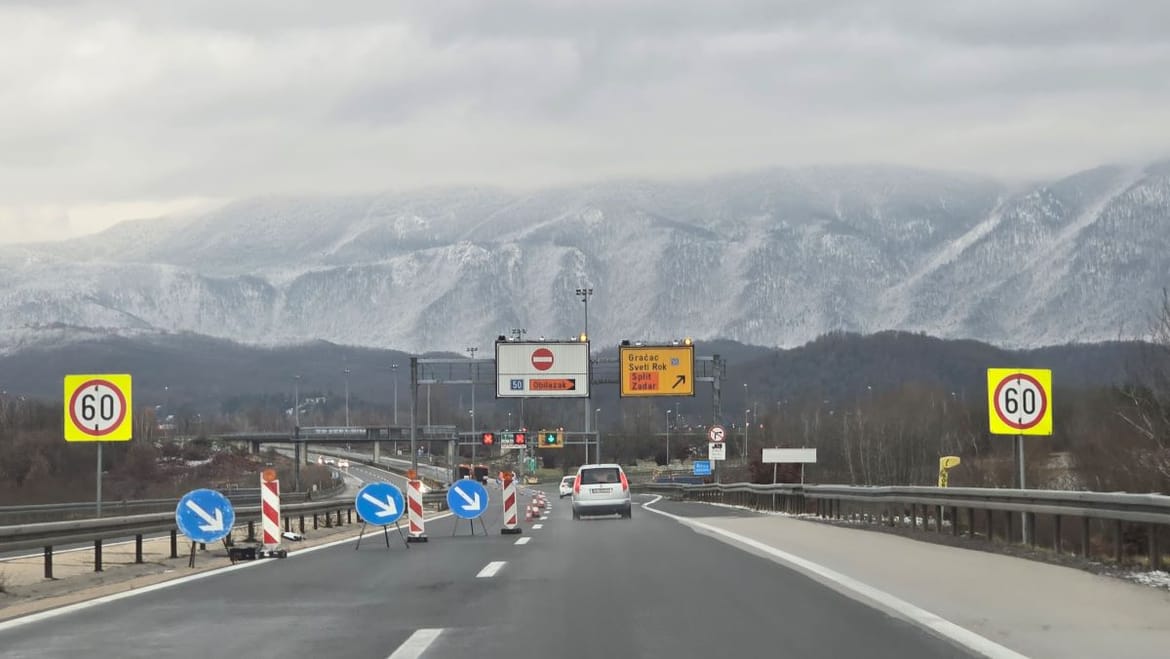 Na putu do mora i u Dalmatinskoj Zagori pada snijeg, zbog bure se ne može do nekih otoka