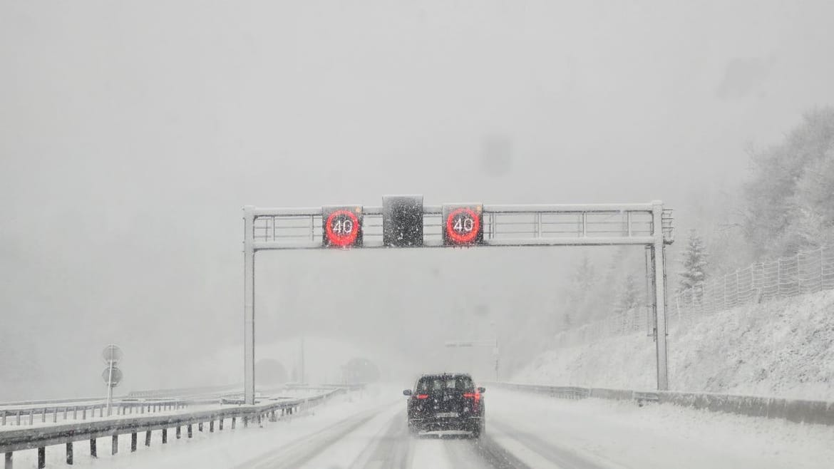 HAK: Zbog zimskih uvjeta na cestama uvedena ograničenja