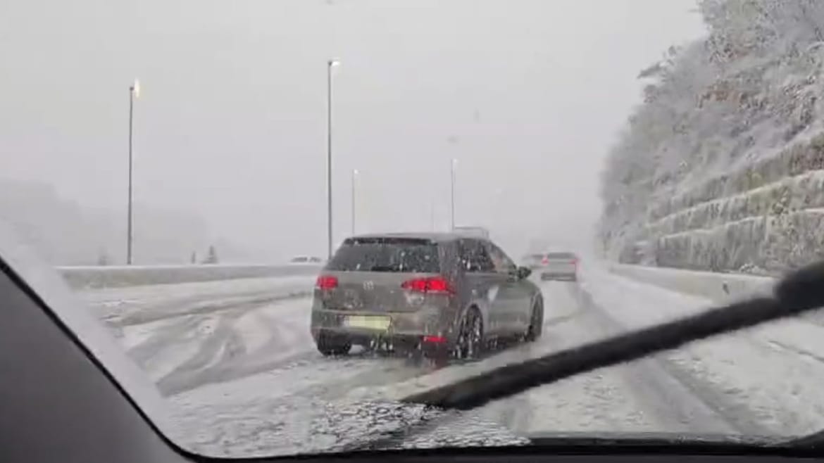 VIDEO - SNIJEG KOD SPLITA: "Godišnje okupljanje ljubitelja ljetnh guma"