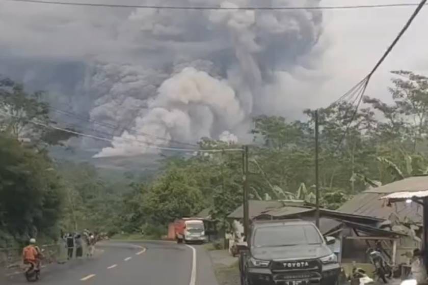 Erumpirao vulkan na otoku, izbacuje uvis oblake pepela visoke i do 5,6 kilometara