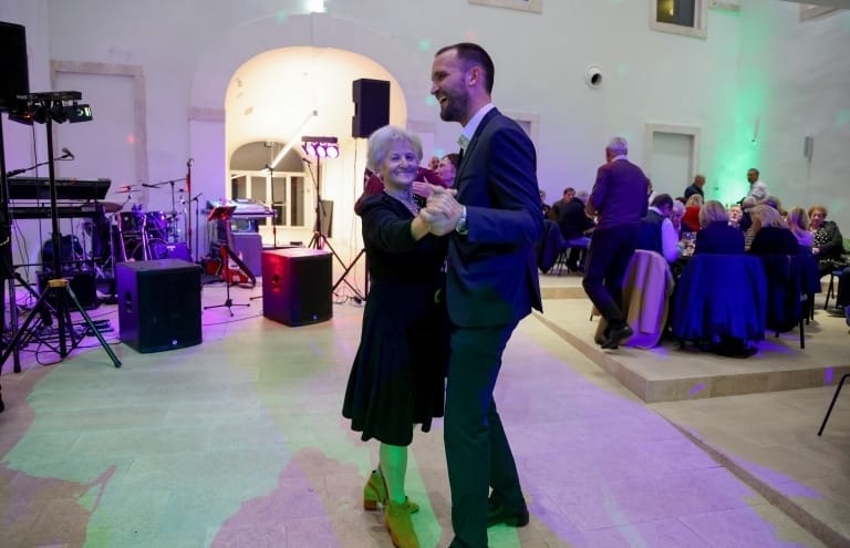 GENERACIJE KOJE SU STVARALE GRAD Zadarski gradonačelnik rasplesao se s - umirovljenicima!