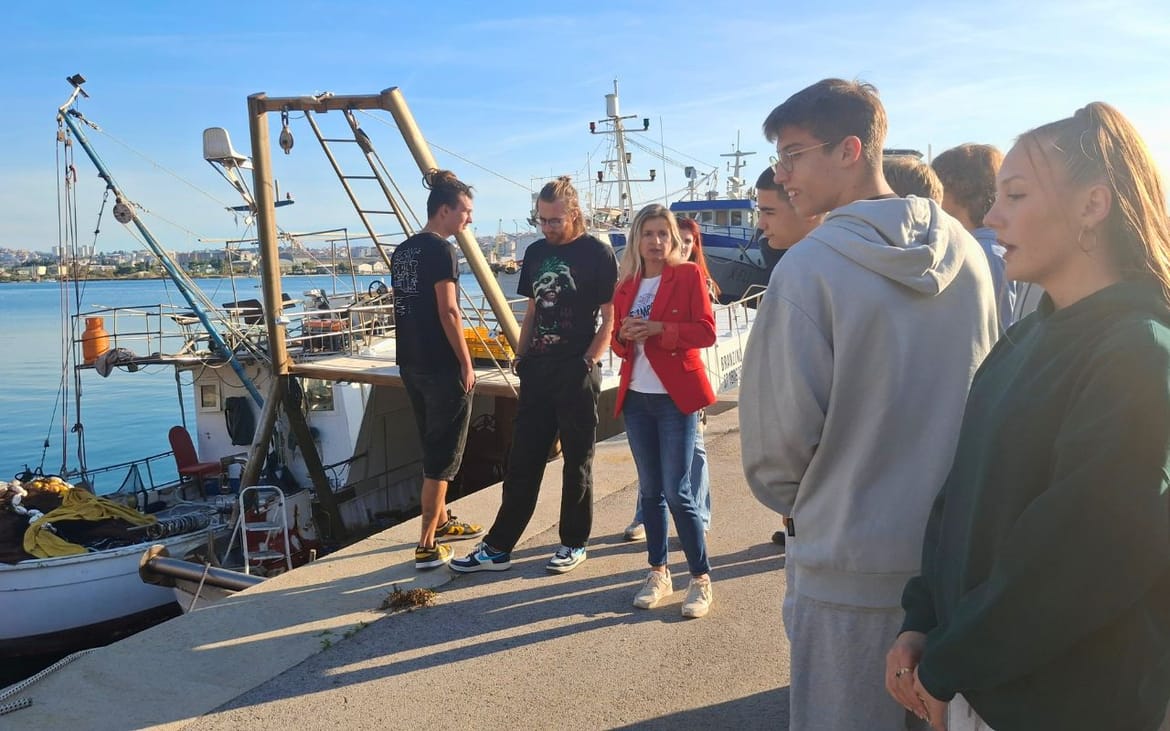 Ribari, struka i učenici zajedno za čišći Jadran u ribarskoj luci Brižine