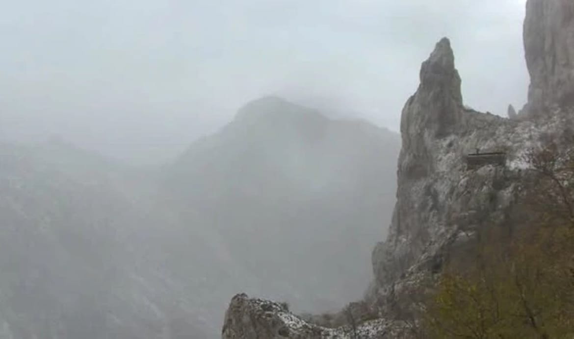 Prve pahulje zime zabijelile Manitu peć